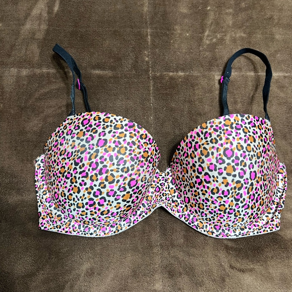 Woman’s size 34DD Victoria Secret bra.